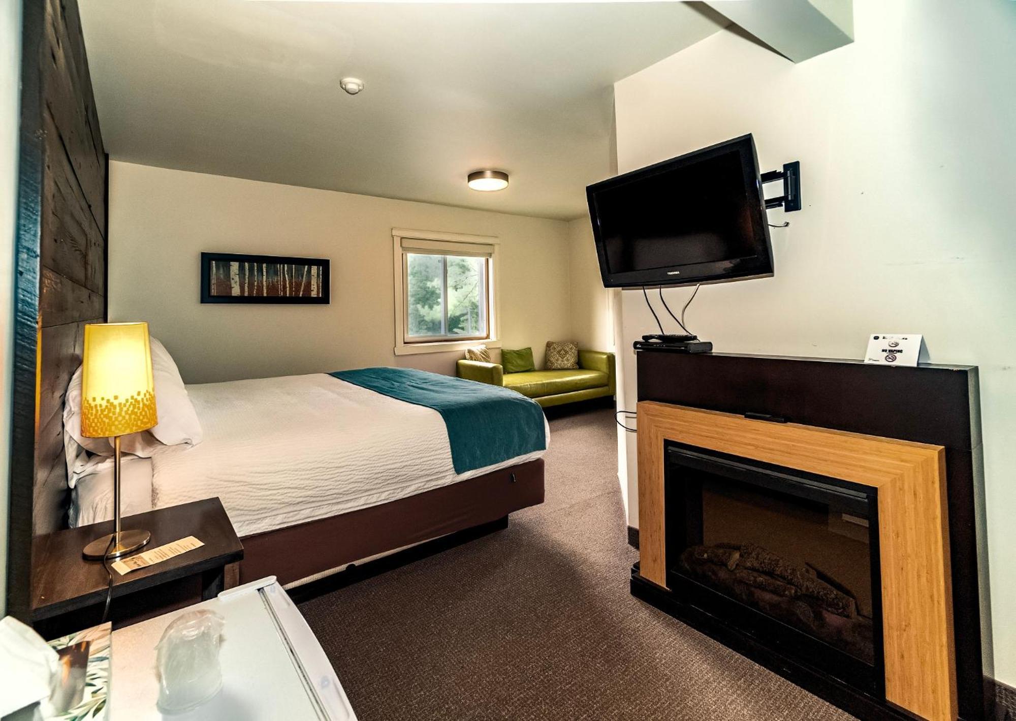 3 Pines Lodge Muskoka Хантсвилл Экстерьер фото