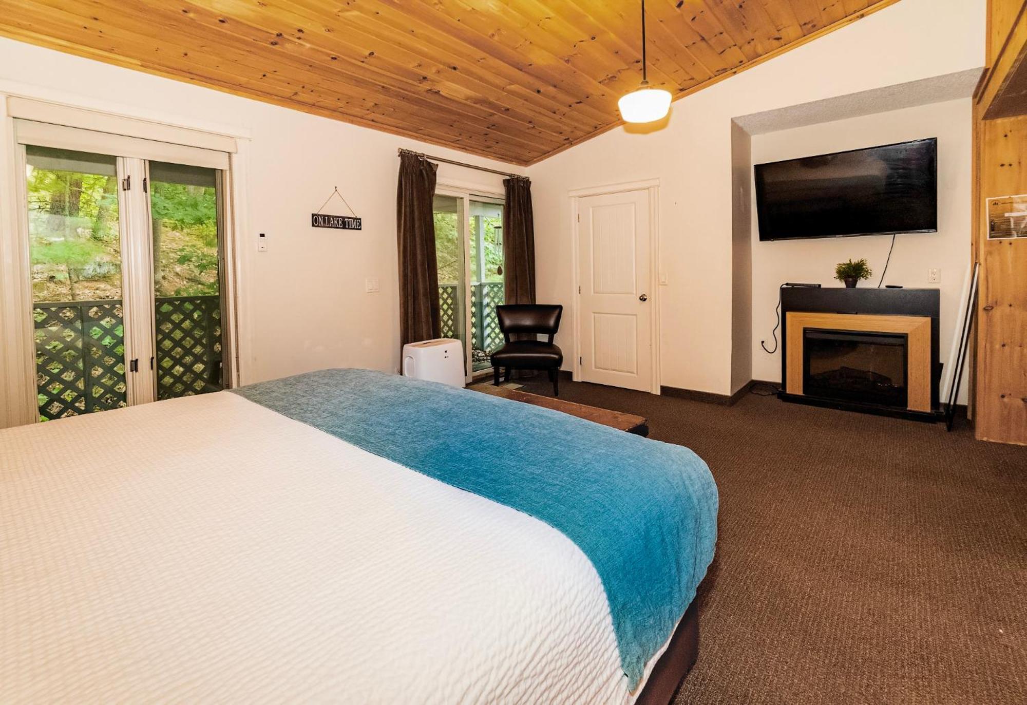 3 Pines Lodge Muskoka Хантсвилл Экстерьер фото